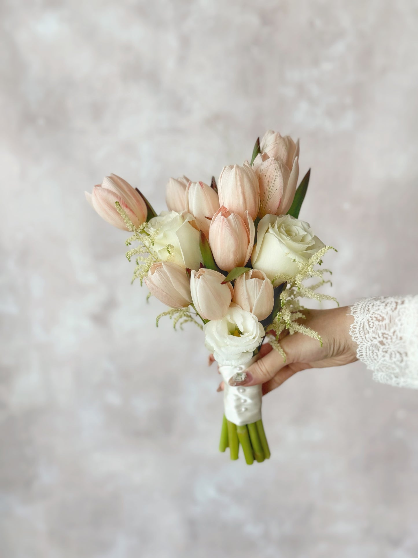 The sleek and structured design of this bouquet enhances the bride’s minimalist and sophisticated wedding aesthetic.
简约且富有层次的捧花设计，使新娘的婚礼造型更显精致大方。