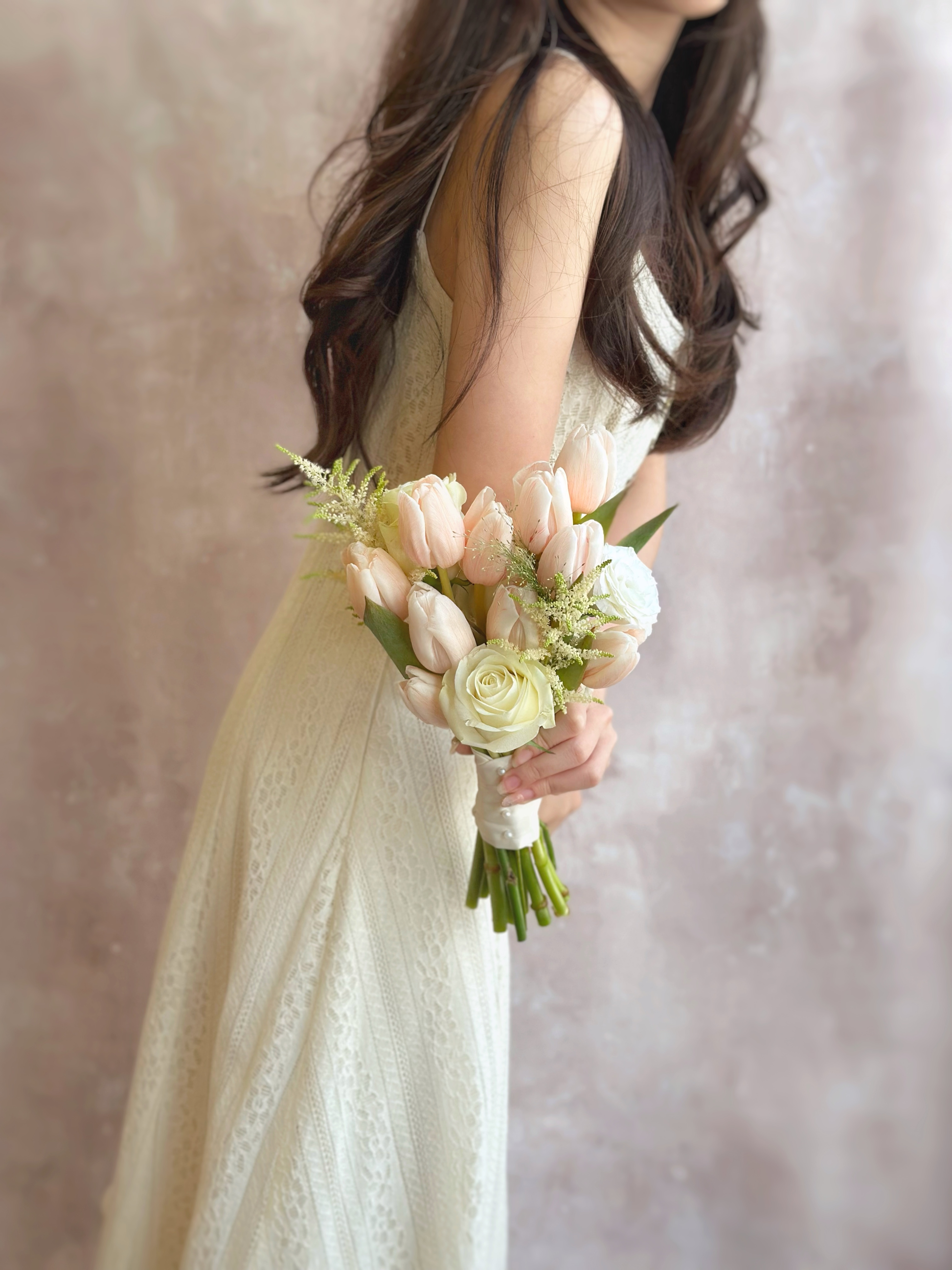 The bouquet’s clean silhouette and balanced proportions give it a sleek and modern bridal touch.
捧花线条简洁流畅，比例协调，完美演绎现代新娘风格。
