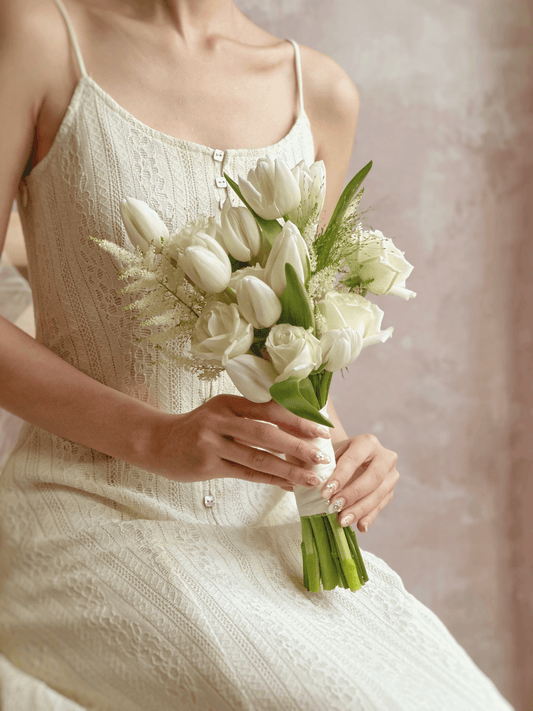The fresh flowers tulips bridal bouquet’s minimalist aesthetic enhances the bride’s effortless and modern bridal style.
捧花的极简设计衬托新娘自然现代的婚礼造型。

