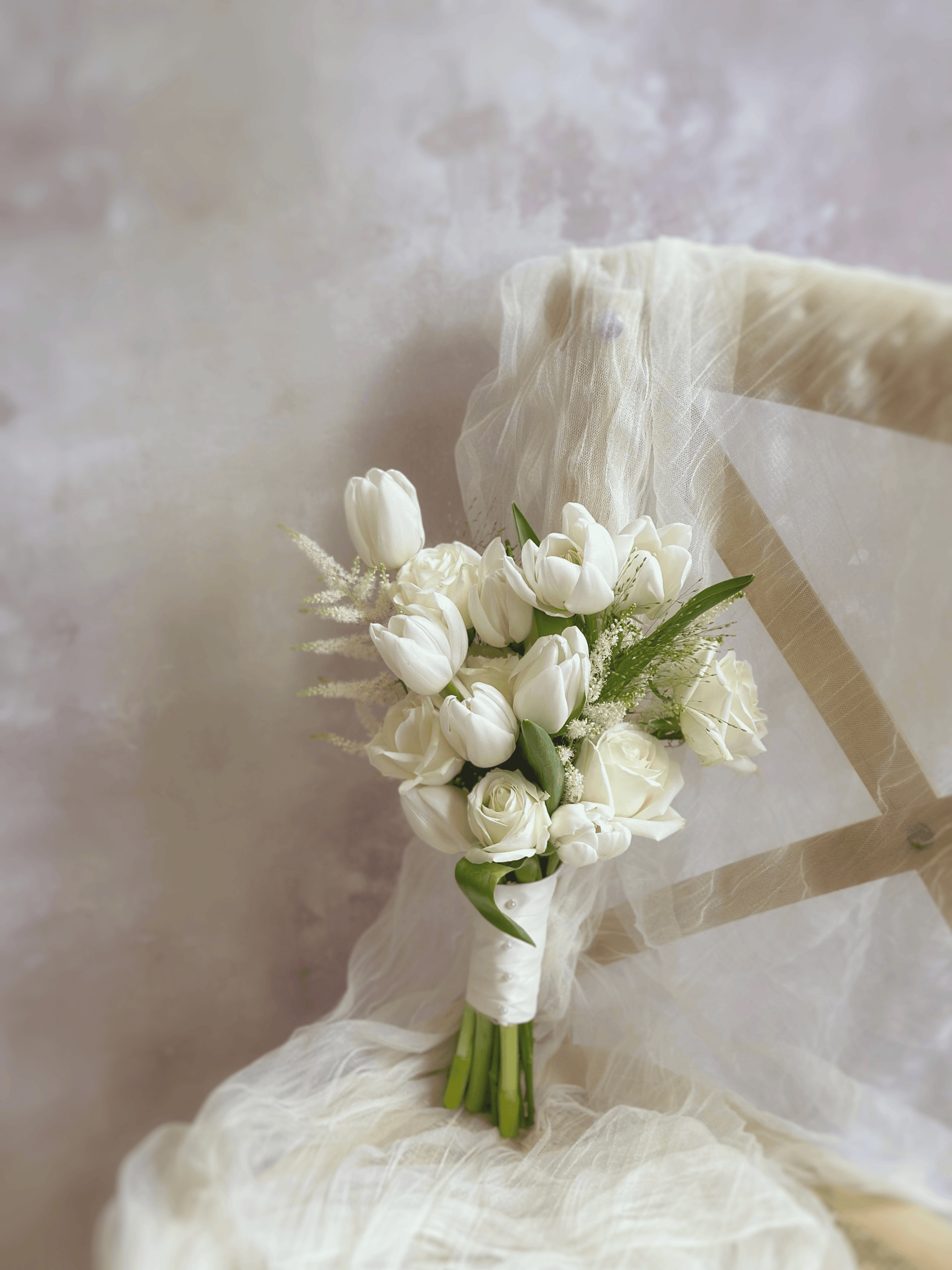 The intricate layers of white blooms and sage green foliage create a graceful and harmonious color palette.
层叠交错的白色花朵与鼠尾草绿叶，营造优雅和谐的色彩搭配。