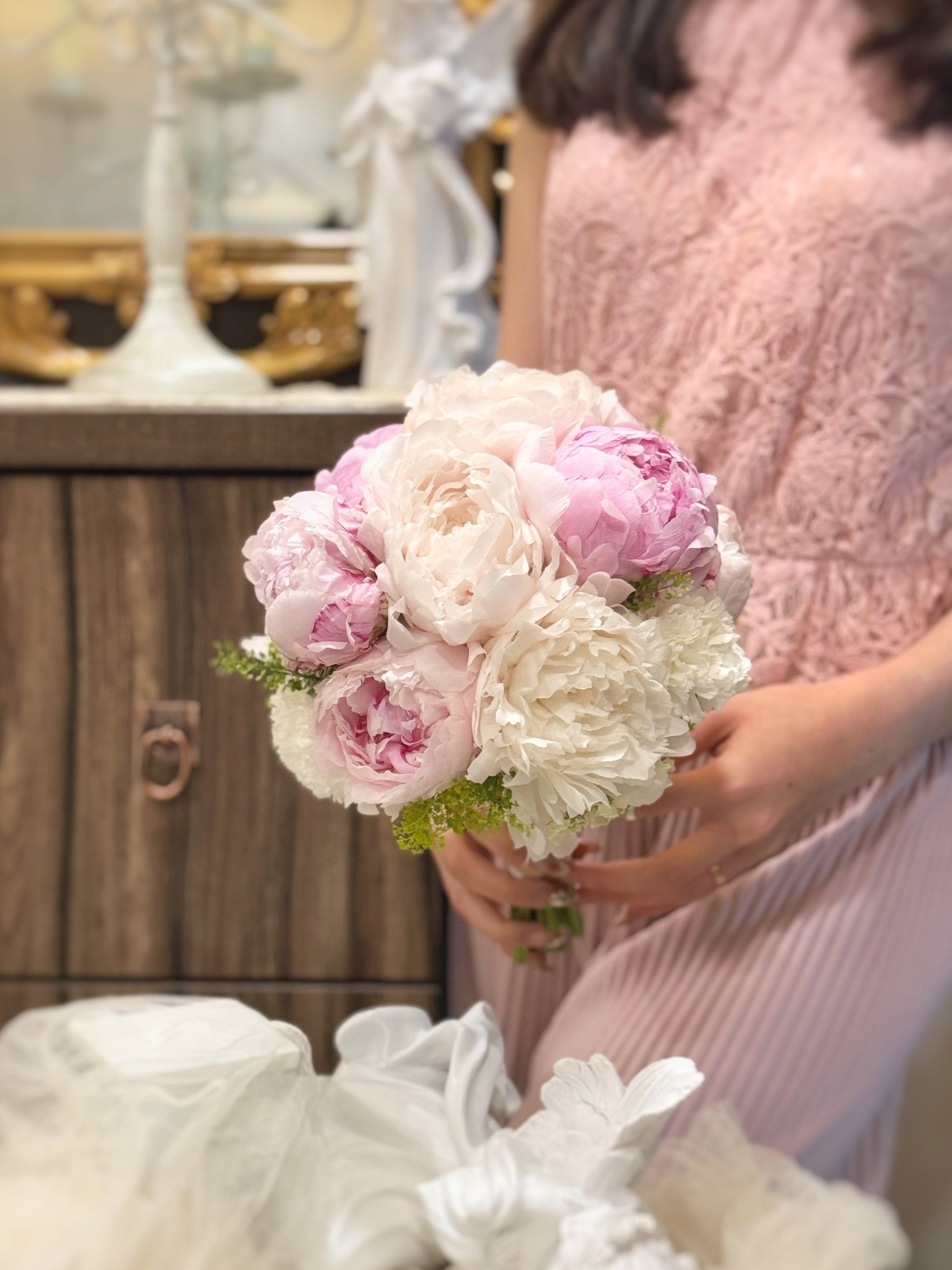 Sarah garden peony fresh flowers_round shaped bridal_bouquet_holding the grand size bouquet