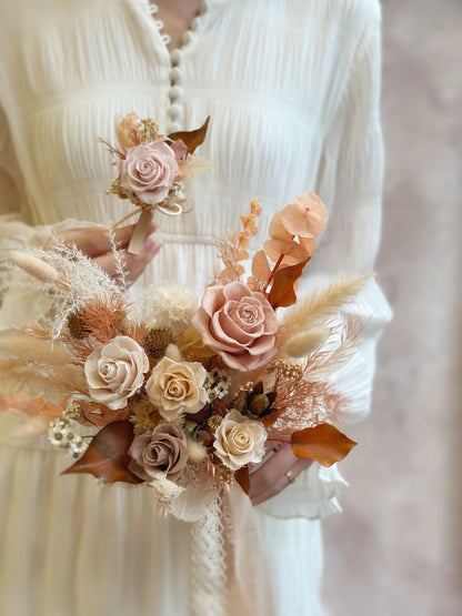 A preserved flower corsage featuring warm neutral hues, designed to pair seamlessly with the bridal bouquet.
一款暖色系永生花胸花，与新娘捧花完美搭配。