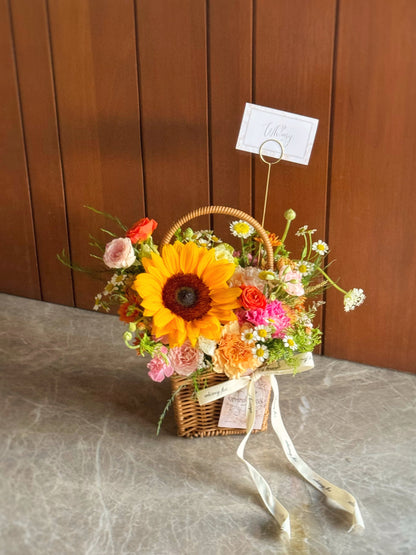  Top-down view showing balanced floral placement with a mix of sunflower faces, warm-colored blooms, and greens.
俯视图展现向日葵、暖色花朵与绿叶的协调组合与均衡布局。
