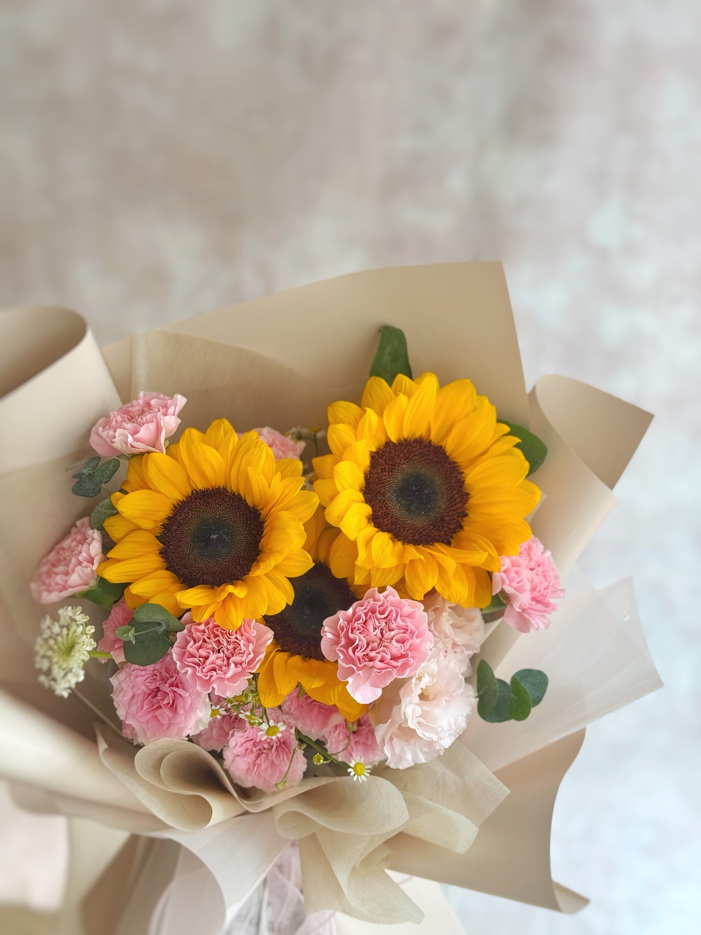 Close-up of sunflower centers and pink carnation ruffles, highlighting textures and complementary tones.

向日葵花心与粉康乃馨花瓣细节特写，突显花朵质感与和谐色彩。

