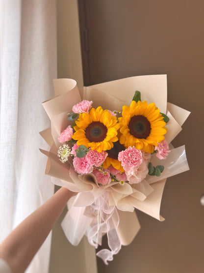 Bouquet held outward at arm’s length with only hands and flowers visible, emphasizing its vibrant and heartfelt composition.

手臂向前延伸持花，仅展示手部与花面，突出花束的明快色彩与真挚情感