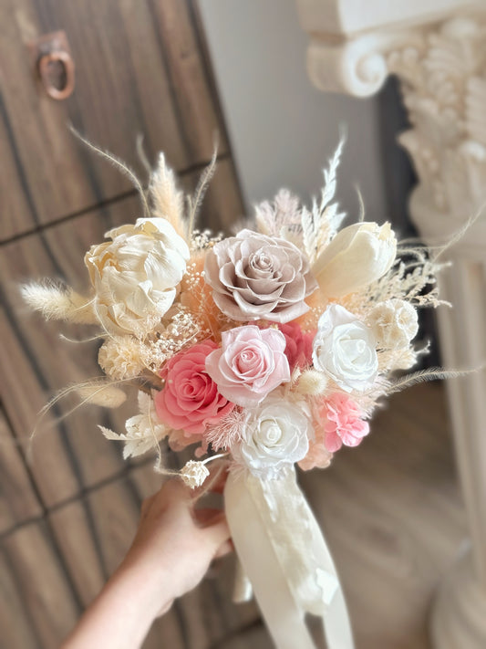 The bouquet’s airy design flows naturally, complementing an elegant and romantic bridal aesthetic.
捧花的轻盈设计自然垂落，与优雅浪漫的新娘造型完美契合。