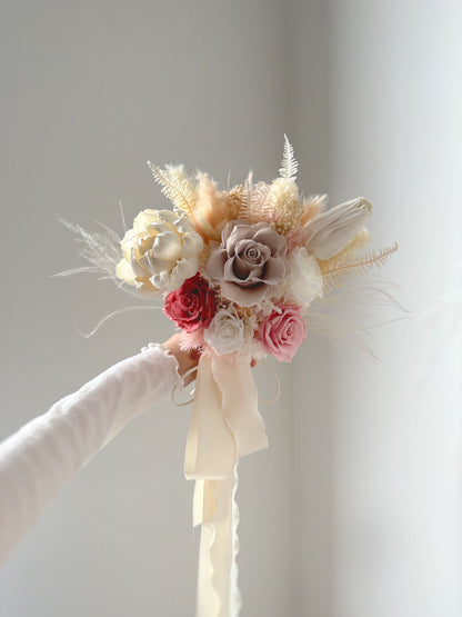 The bouquet’s airy design flows naturally, complementing an elegant and romantic bridal aesthetic.
捧花的轻盈设计自然垂落，与优雅浪漫的新娘造型完美契合。

