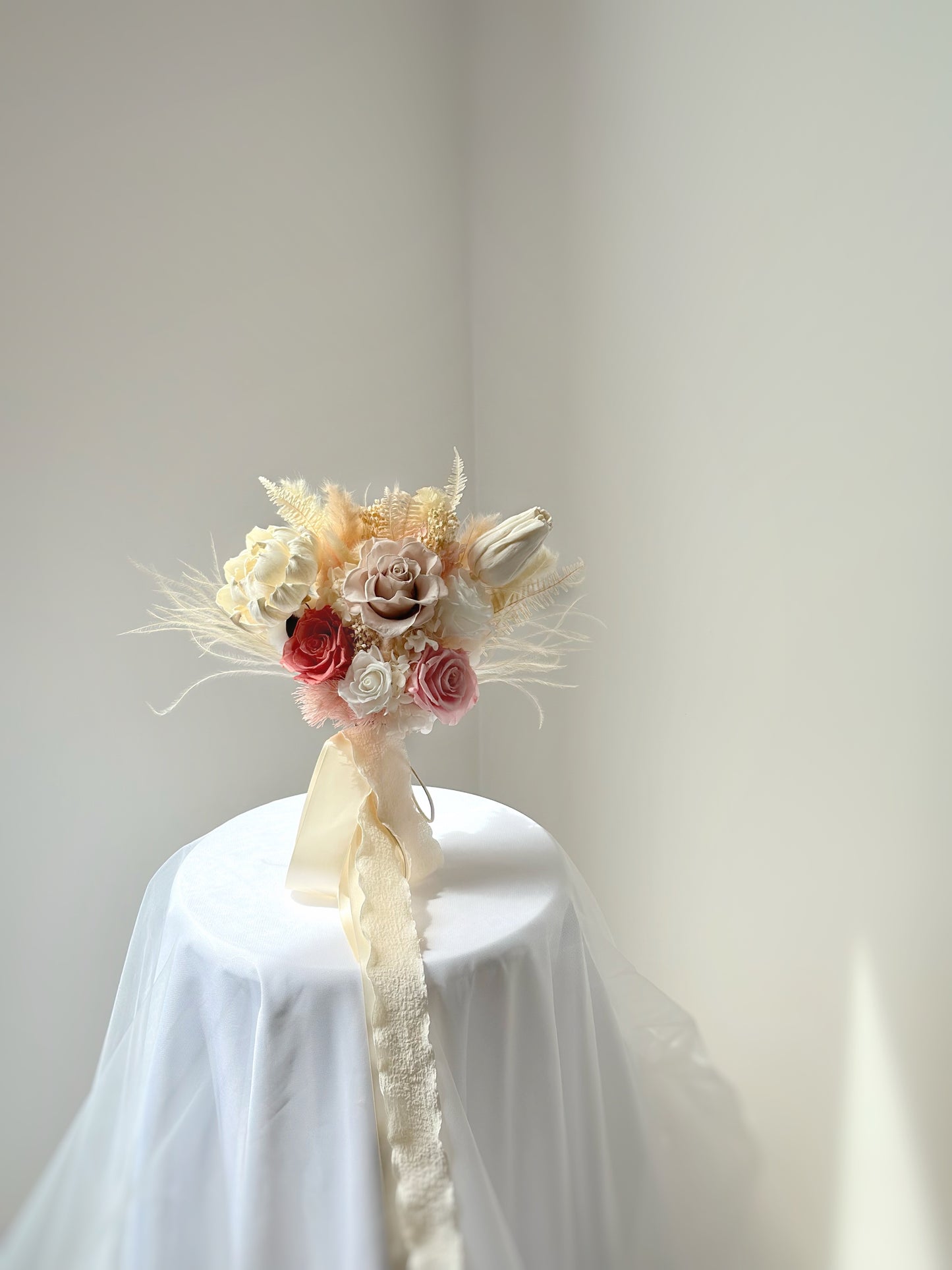 A romantic bouquet featuring dreamy nude and pinkish roses, exuding a soft and feminine charm.
梦幻裸色与粉色玫瑰搭配的浪漫捧花，散发柔美温婉气息。