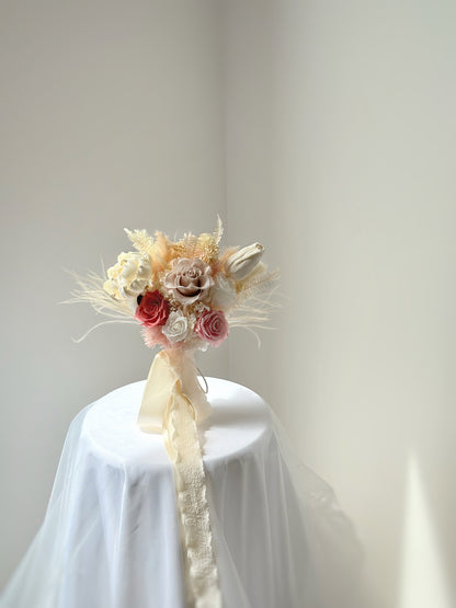 A romantic bouquet featuring dreamy nude and pinkish roses, exuding a soft and feminine charm.
梦幻裸色与粉色玫瑰搭配的浪漫捧花，散发柔美温婉气息。