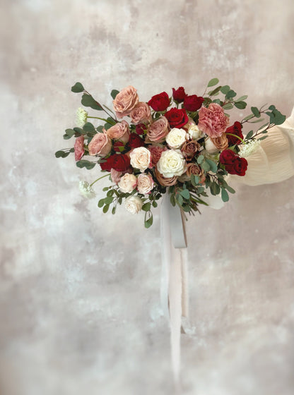 Lush roses in a vintage-inspired bouquet, perfect for brides seeking a timeless floral arrangement
复古风格的玫瑰捧花，适合追求经典浪漫的新娘
