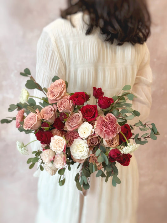 A lush and natural rose bouquet with vintage charm, ideal for brides who love garden-inspired floral designs
充满复古气息的玫瑰捧花，适合喜爱花园风格的新娘