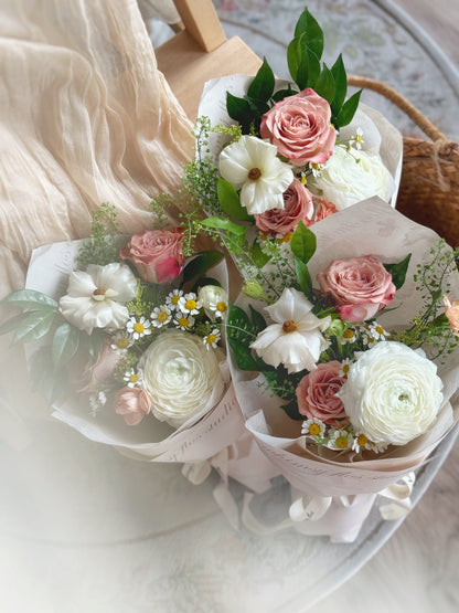 Weekly flowers fresh flowers small bouquet cappuccino rose mix top view