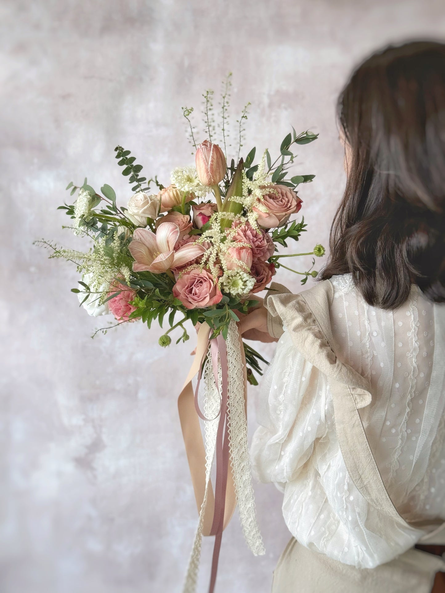 The bouquet’s asymmetrical and organic design complements the bride’s effortless and romantic wedding aesthetic.
捧花的不对称自然设计，与新娘的浪漫随性婚礼风格完美契合