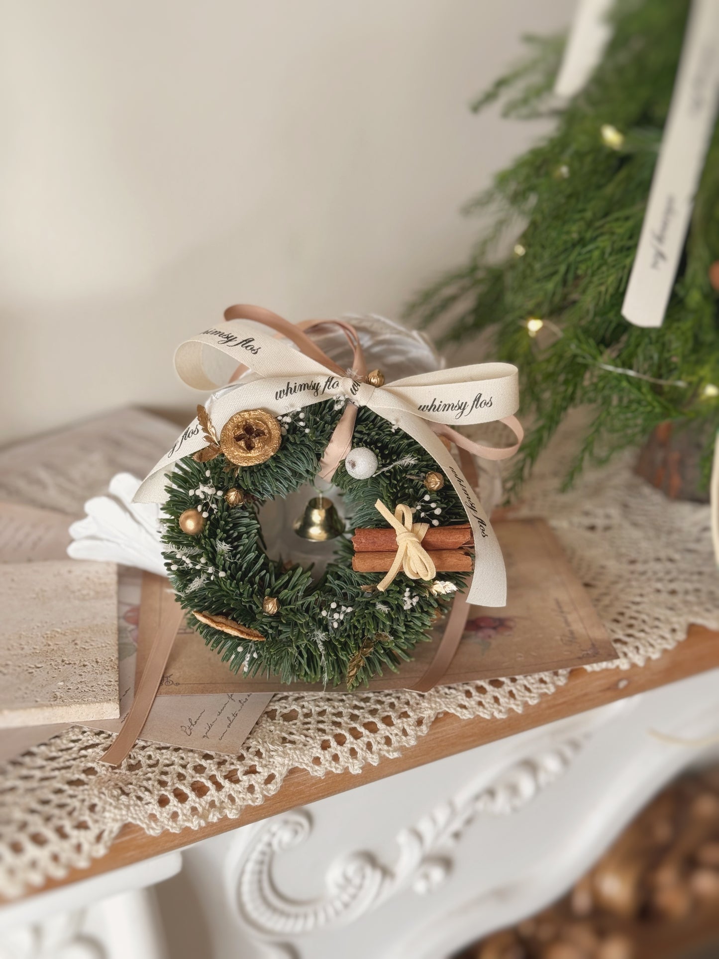 Mini Nobilis fir wreath styled in a woodland theme, displayed as a charming Christmas home décor piece.
森系迷你诺比松花环，用作温馨圣诞家居装饰