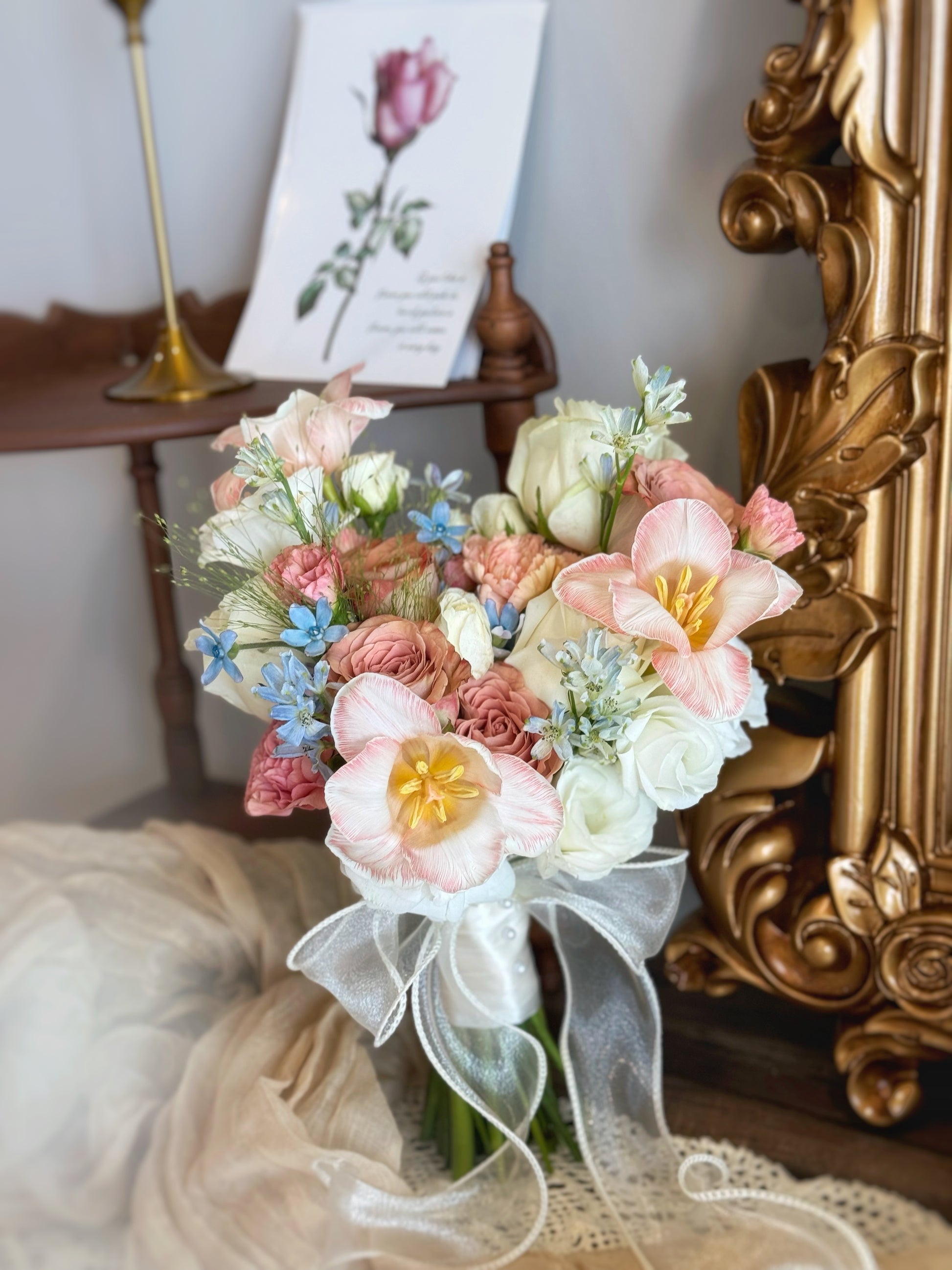 The pastel-colored flowers (fresh tulips, roses, delphinium mini, spray roses and tweedia flowers) arranged in a soft, airy design, reflecting the playful and elegant Rococo spirit
马卡龙色鲜花郁金香玫瑰小飞燕蓝星花喷泉草错落有致，轻盈飘逸，完美展现洛可可风格的俏皮与优雅
