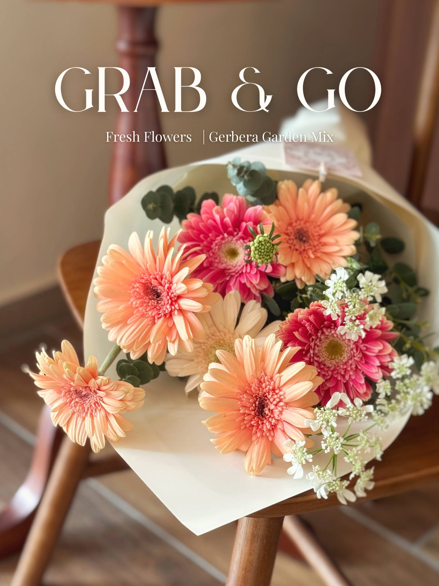 Front view of a cheerful bouquet with assorted colorful gerberas and fresh greens, loosely wrapped and ready to be placed in a vase.
正面展示充满活力的花束，由多色非洲菊与新鲜绿叶组成，简约包裹设计，方便插瓶使用。