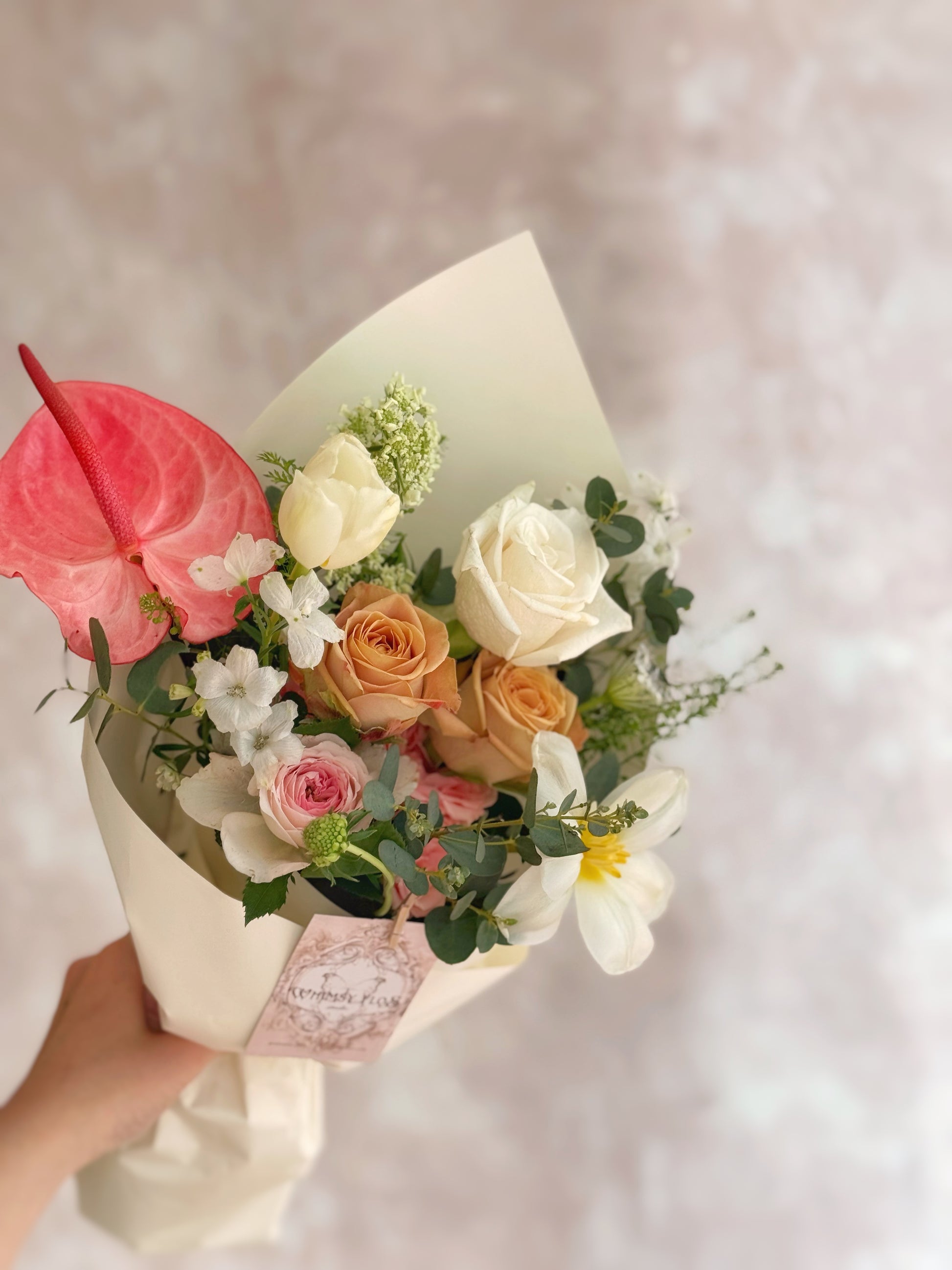 Model holding the bouquet casually in one hand, showcasing its premium yet relaxed aesthetic — perfect for gifting on the go.
模特单手轻松持花，展现花束高质感却不失随性气息，适合随手送礼或自我犒赏