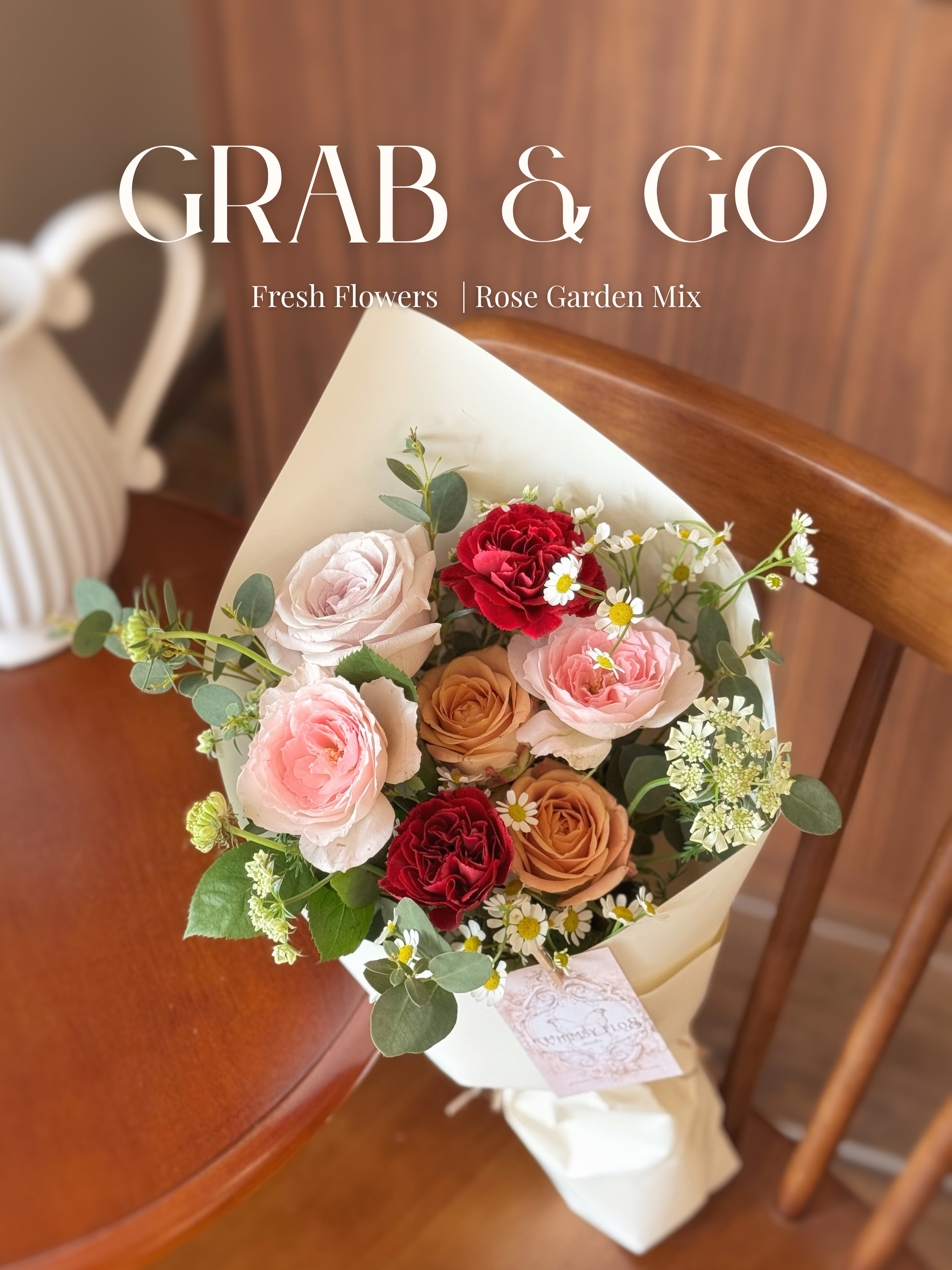 Front view of a rose-focused bouquet with accent florals and foliage, wrapped simply and designed for quick gifting or vase display.
正面展示以鲜玫瑰为主的手绑花束，搭配季节性配花与绿叶，简约包裹，适合送礼或居家插瓶