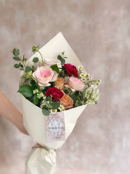Model casually holding the bouquet in one hand, showing its carefree elegance and easy giftability.
模特单手轻松持花，展现花束自然优雅的气质，是一份简单却暖心的花礼。