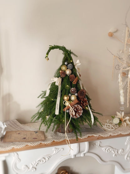 Front view of the Grinch Tree, a 38cm fresh pine Christmas arrangement with festive ornaments and LED lights.
38 厘米高 Grinch Tree 圣诞摆设正面图，配有节日装饰和 LED 灯。