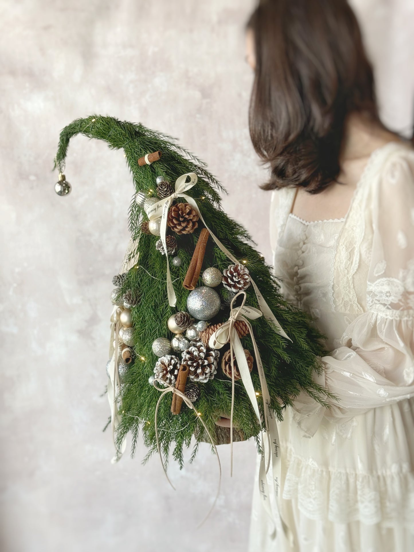 Whimsical Grinch Tree with soft warm LED lights and rustic Christmas ornaments.
 带有暖光 LED 灯与质朴圣诞装饰的 Grinch Tree，充满节日氛围。