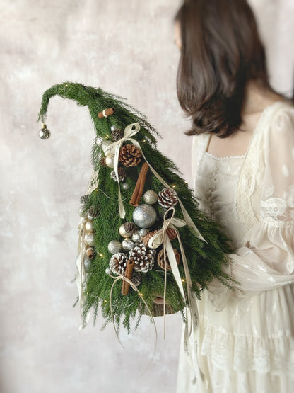 Whimsical Grinch Tree with soft warm LED lights and rustic Christmas ornaments.
 带有暖光 LED 灯与质朴圣诞装饰的 Grinch Tree，充满节日氛围。