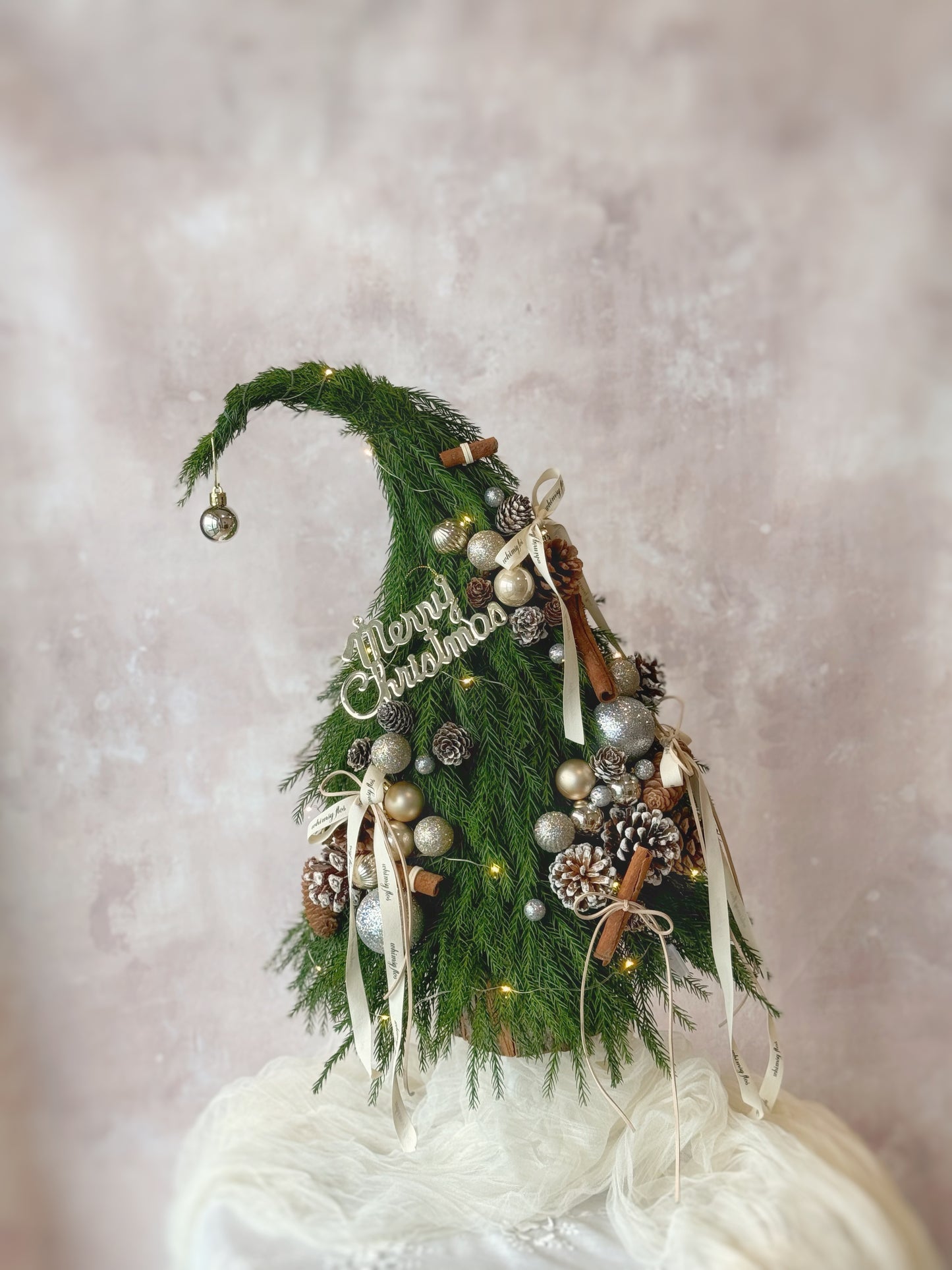 Grinch Tree Christmas arrangement photographed on a clean neutral background for product display.
在干净背景下拍摄的 Grinch Tree 圣诞摆设产品图。