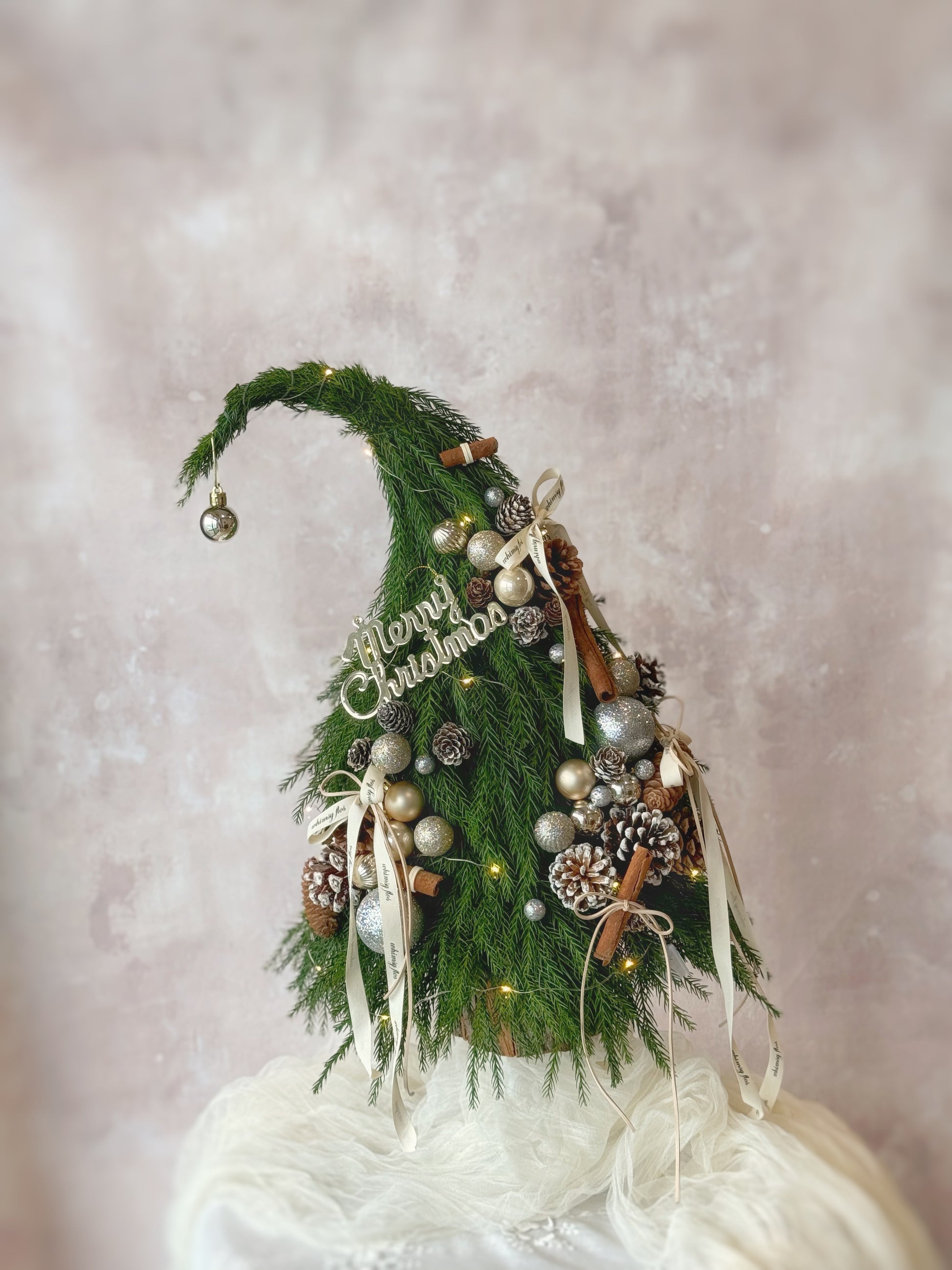 Grinch Tree Christmas arrangement photographed on a clean neutral background for product display.
在干净背景下拍摄的 Grinch Tree 圣诞摆设产品图。