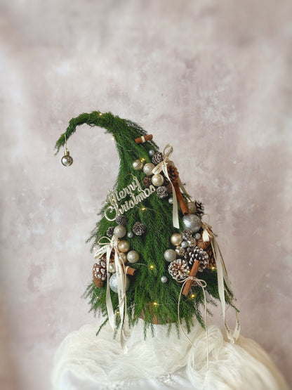 Grinch Tree Christmas arrangement photographed on a clean neutral background for product display.
在干净背景下拍摄的 Grinch Tree 圣诞摆设产品图。