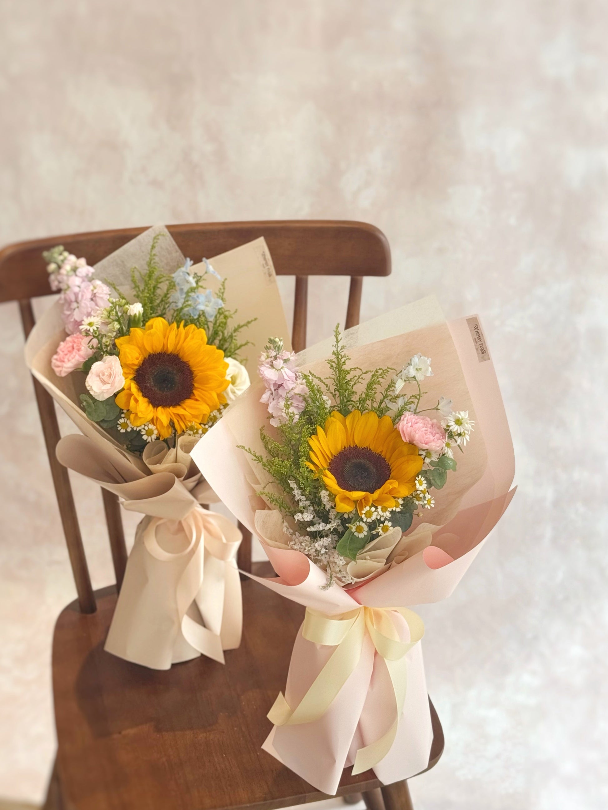 Small sunflower bouquet placed on a table, surrounded by soft natural light, radiating a simple and sweet garden charm.

小型向日葵花束静置于桌面，自然光下展现朴实柔美的田园氛围。