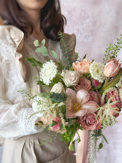 The bouquet’s delicate layers of flowers and greenery create an elegant silhouette from every angle.
捧花层次丰富，花朵与绿叶交错，每个角度都展现优雅轮廓。
